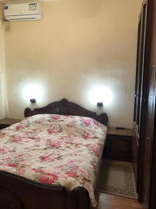 Гостевой дом Отдых у Анаиды Гагра Бюджетный трехместный номер-1