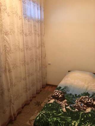 Гостевой дом Отдых у Анаиды Гагра Бюджетный трехместный номер-2